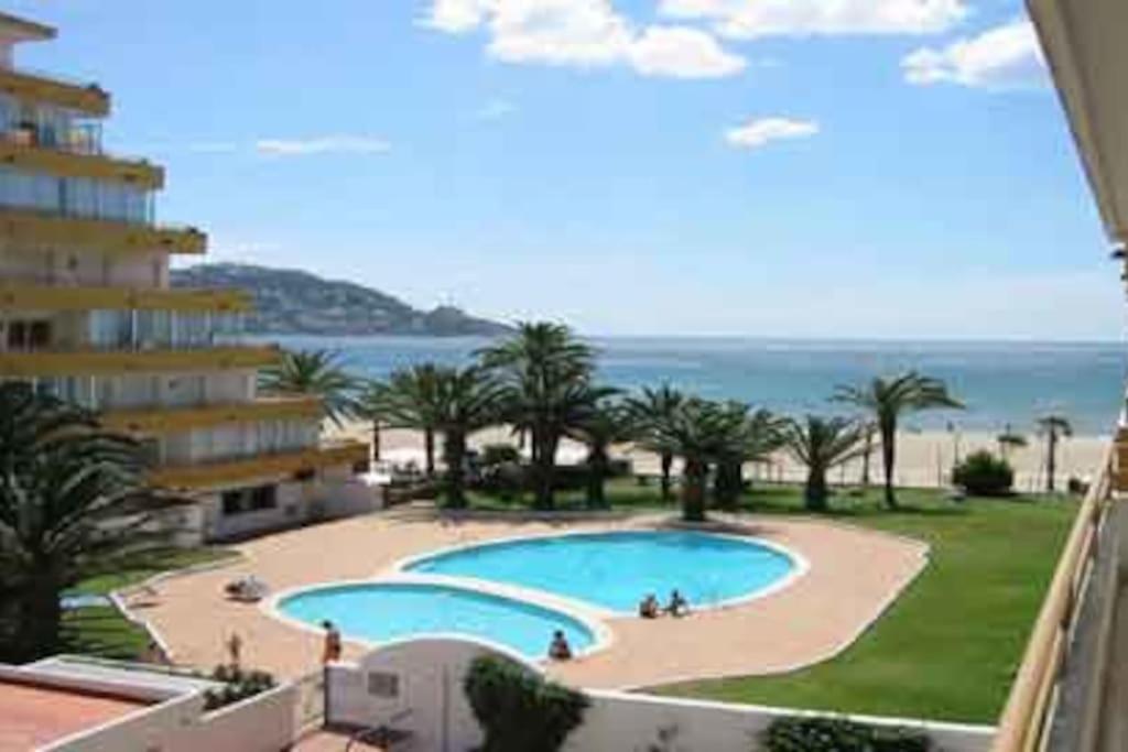 Beautiful Apartment In Front Of Beach, Pool, View Росас Экстерьер фото